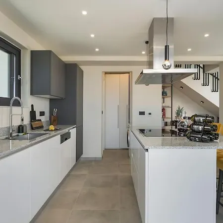 Thea, Stunning View, Pool, Bbq, Brand New.