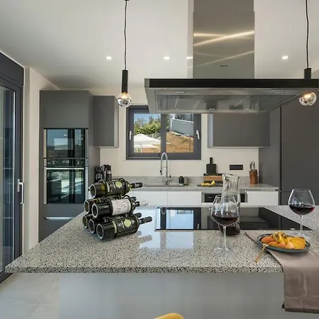 Βίλα Thea, Stunning View, Pool, Bbq, Brand New. Κίσσαμος
